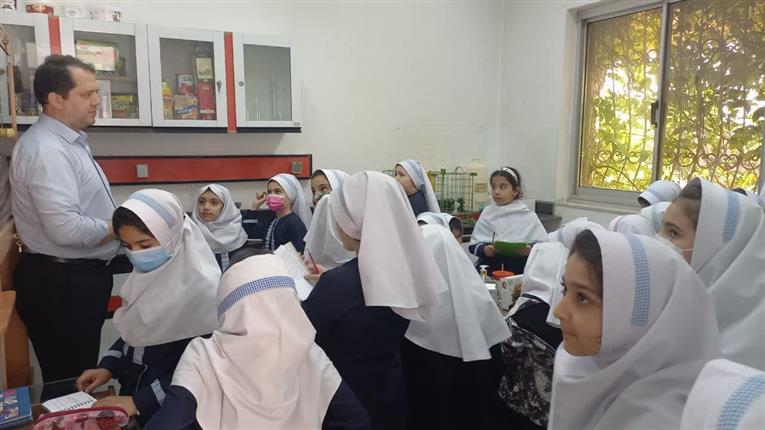 بازدید دانش آموزان دبستان بوستان از آزمایشگاه اداره کل استاندارد استان سمنان 